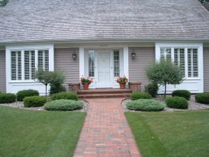 Landscaping-ideas-for-small-front-yards-easy-ideas-symmetrical-front-garden-lawn-shrubs